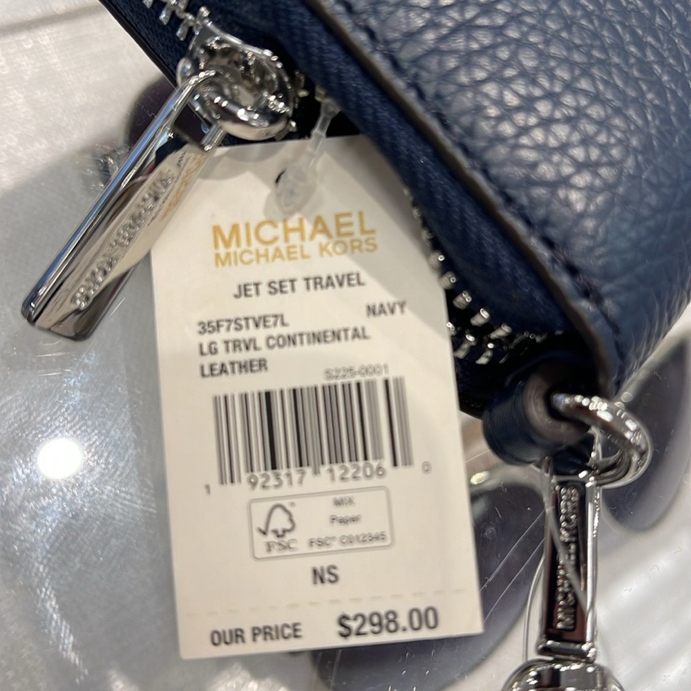 MICHAEL KORS LARGE TRAVEL CONTINENTAL WRISTLET WALLET SMARTPHONE NAVY BLUE
NWT - Picture 6 of 16